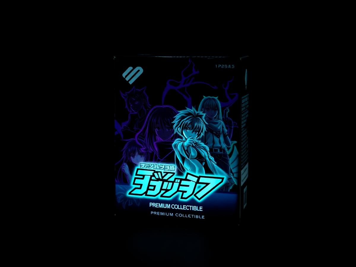 Caja sellada japonesa de trading card game con luz neón